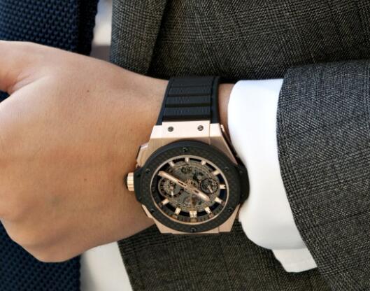The strong and oversize timepieces catch much attention of loyal fans. 