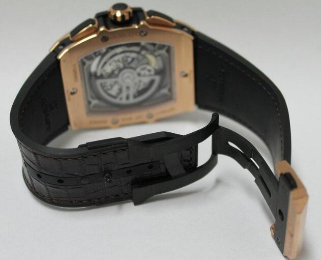 The transparent caseback will allow the wearers to enjoy the beauty of the movement.